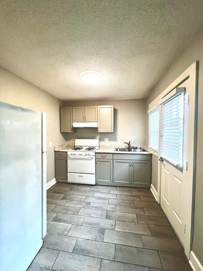 Building Photo - Overton Square Neighborhood Spacious 1bd/1ba!