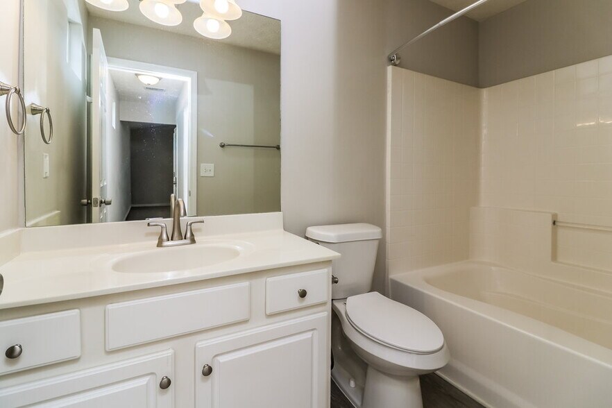 Building Photo - 141 Oak Grove Pl