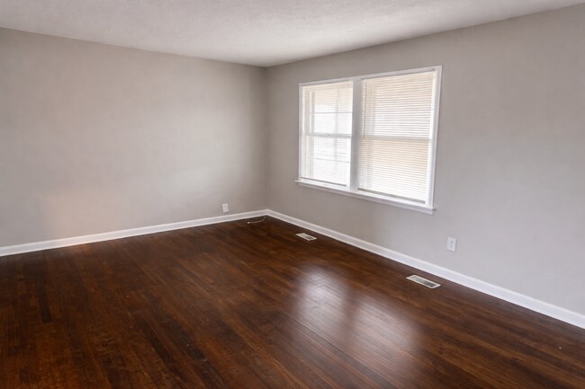 Building Photo - Cute Three Bedroom Home