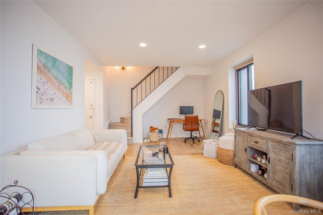 Building Photo - 100 W Broadway