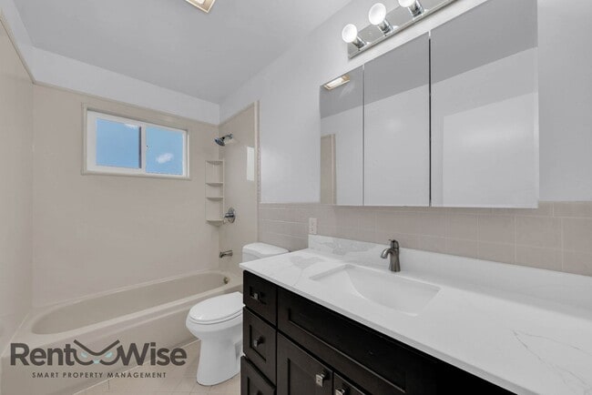 Building Photo - 2406 Kehoe Ave