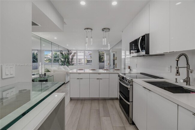 Building Photo - 100 Lincoln Rd