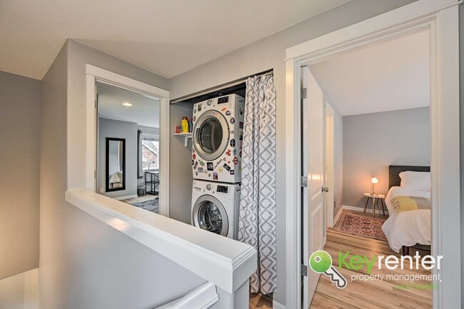 Building Photo - Beautifully Renovated 3 Bed Townhome in Prime North Seattle Location