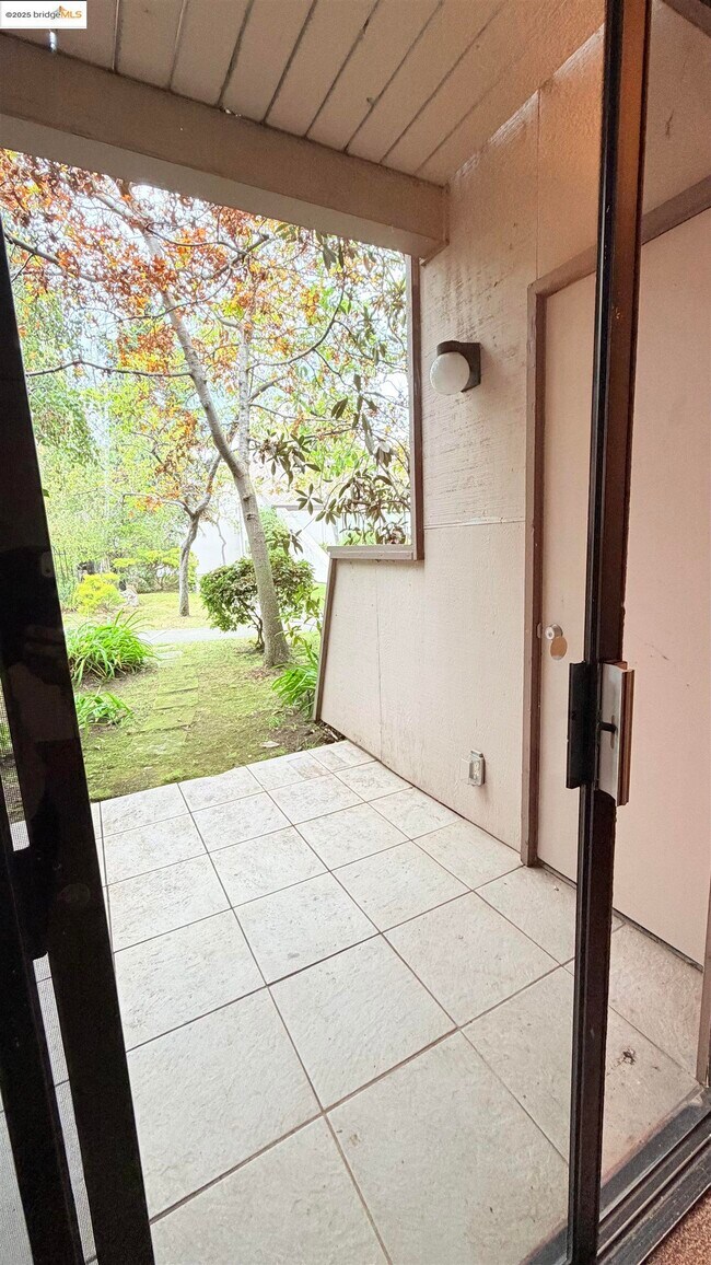 Building Photo - 2101 Shore Line Dr