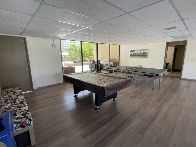 Building Photo - Waikiki, Pet Friendly. Central AC