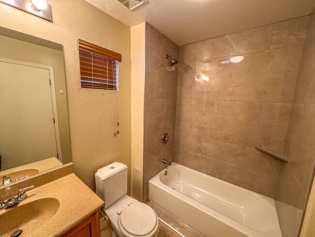 Building Photo - Three Bedroom in Southeast Tucson