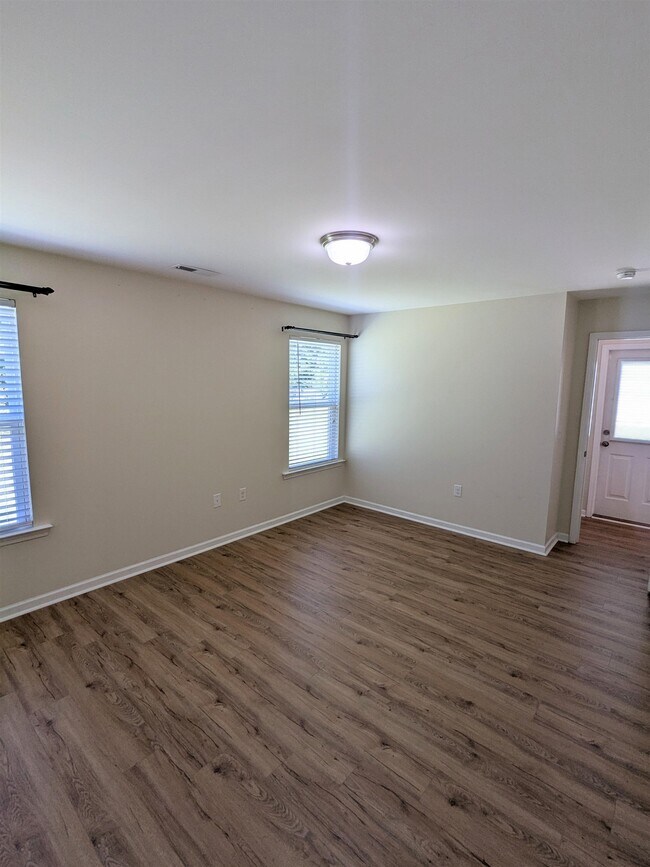 Building Photo - 1328 Valor Rd