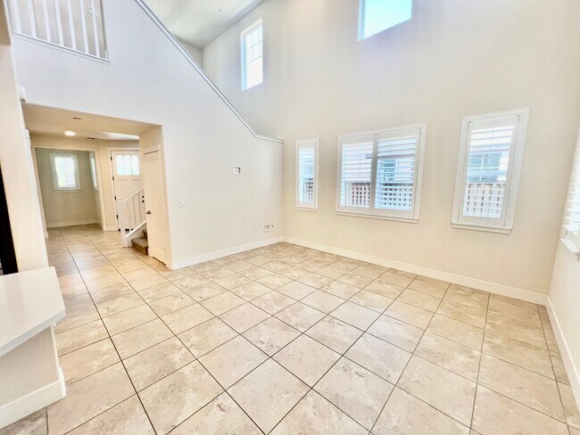 Building Photo - Application Pending! Lovely 4 bedroom 2.5 ...