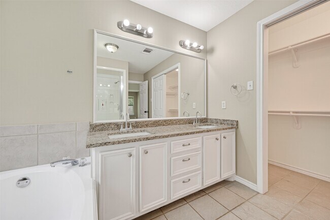 Building Photo - 11655 Lakeview Manor Dr