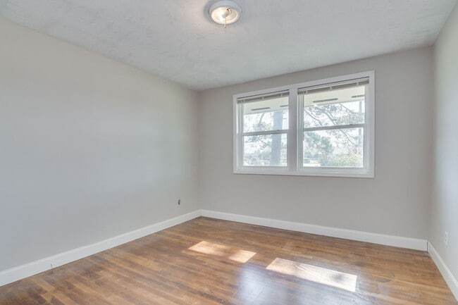 Building Photo - 208 Maywood Dr