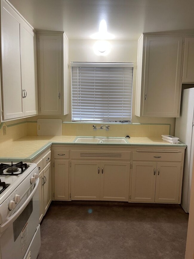 Building Photo - Charming 2-Bedroom Home