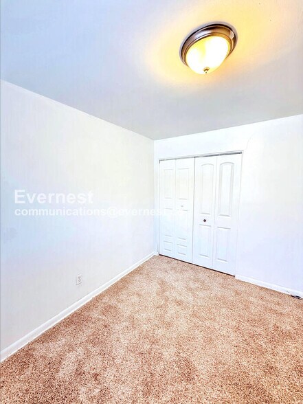 Building Photo - 15601 Schoolcraft Rd