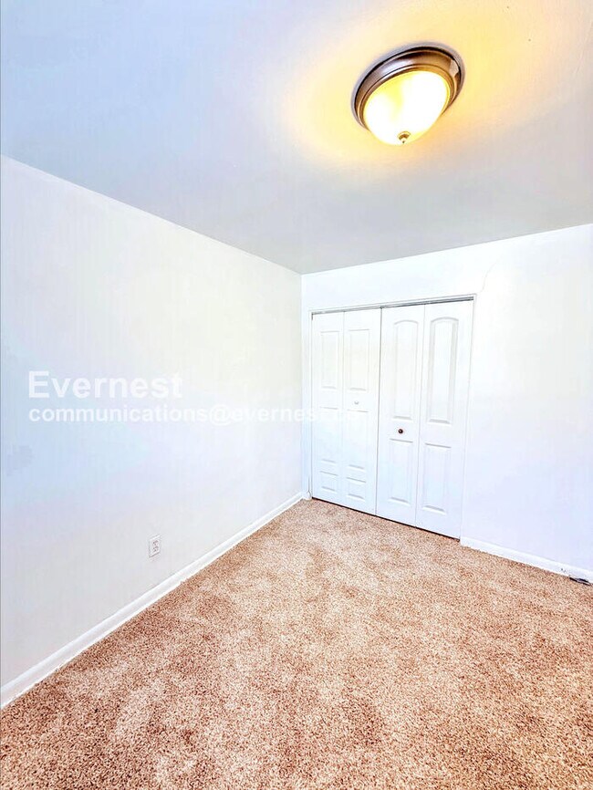 Building Photo - 15601 Schoolcraft Rd