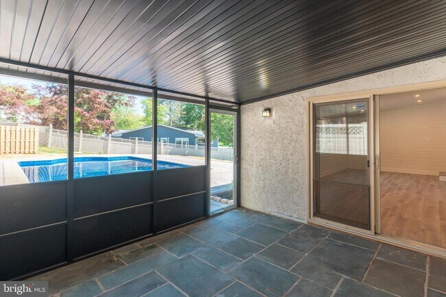 Building Photo - 248 Penncrest Dr