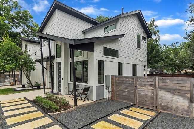 Building Photo - 910 Brass St