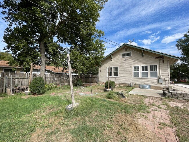 Building Photo - Spacious 3 bedroom home with finished base...