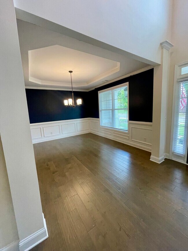 Building Photo - Gorgeous 5 bedroom 3.5 bath home in desira...