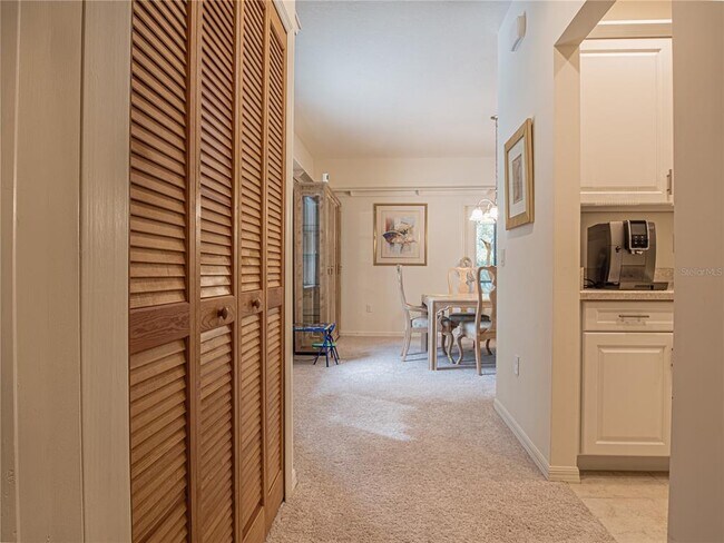 Building Photo - 920 E Lake Dr