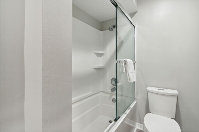 Building Photo - Bright and Modern 2-Bedroom Condo – Walk t...