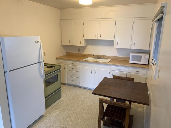 Building Photo - 118 Gem St