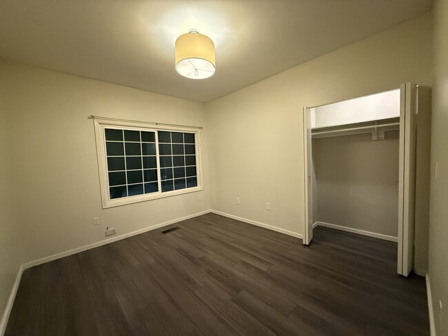 Building Photo - 562 29th St