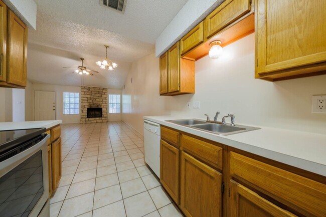Building Photo - 8810 Piney Point Dr