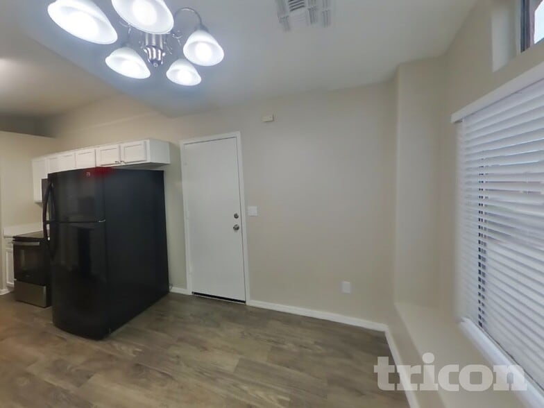 Building Photo - 4005 E La Salle St