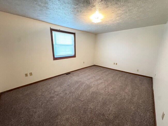 Building Photo - 2 Bedroom/ 1.5 Bath - New Kitchen and Carpet