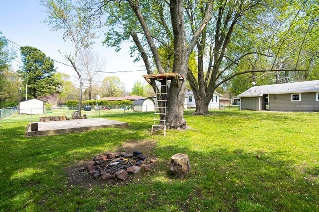 Building Photo - 1551 N Stephens Ave