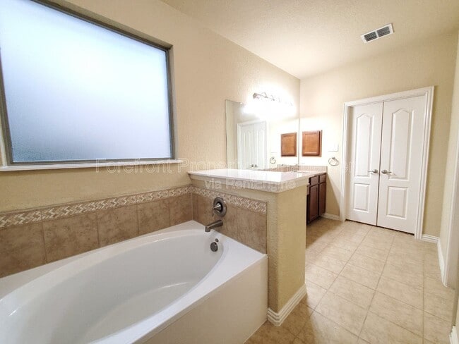 Building Photo - 11927 Jasmine Way