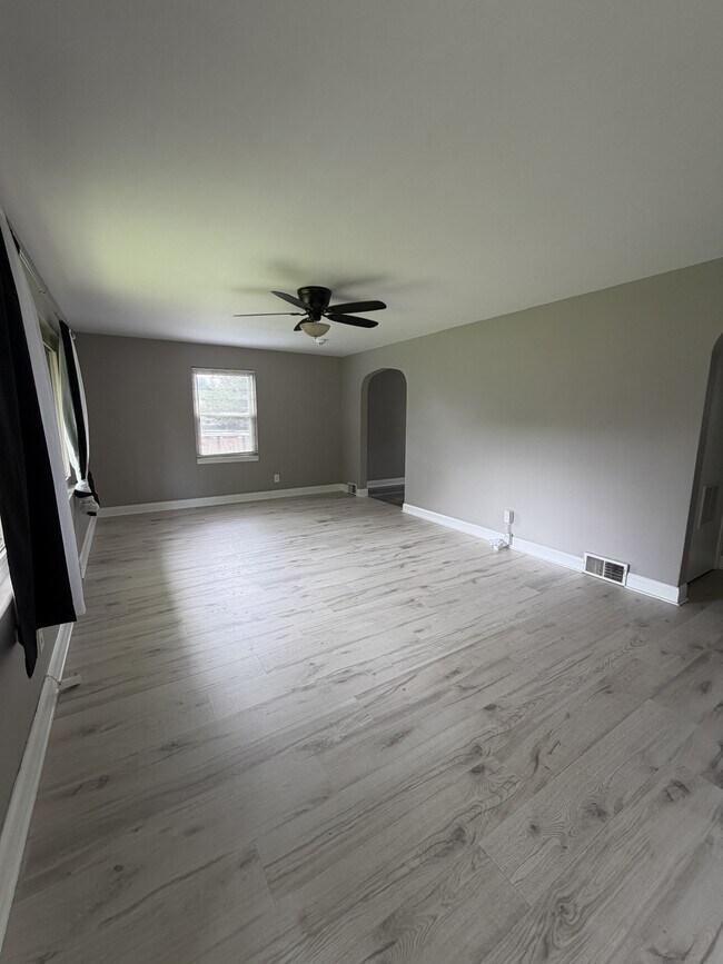 Building Photo - 1828 Upper Hunters Trace
