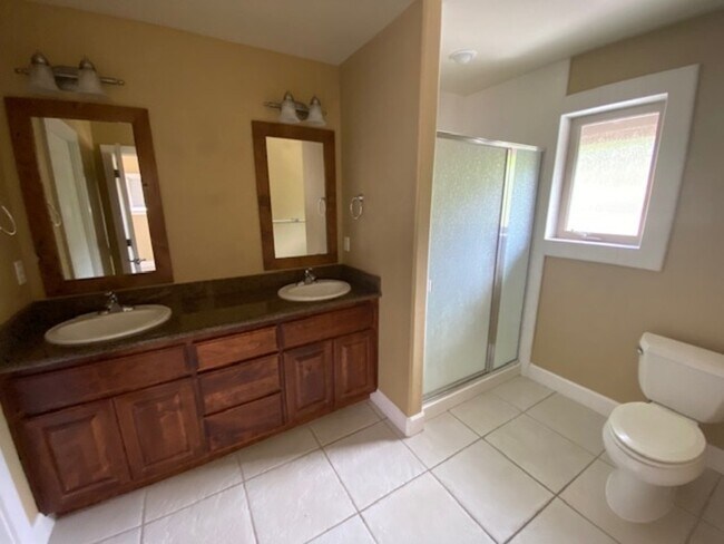 Building Photo - 528 W Nevada St