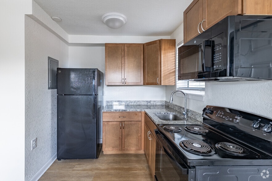 1BR, 1BA - 520SF - Kitchen - Gardens of Homestead