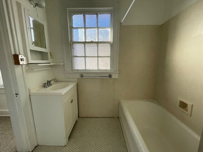 Building Photo - Live on Audubon Park! Top Floor Corner Unit!