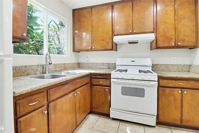 Building Photo - 851 33rd St