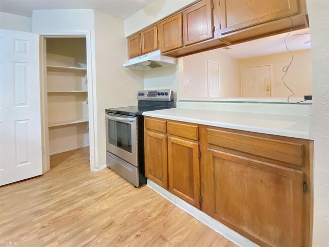 Building Photo - 2 br, 1 bath Condo - 404 Kenniston Dr B B