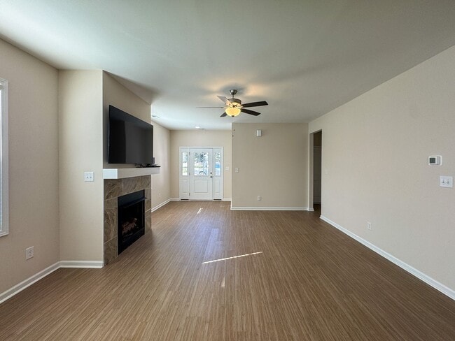 Building Photo - Stunning 3 Bed 2 Bath Home in Fayetteville