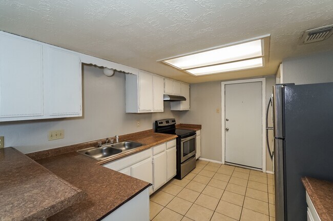 Building Photo - 7622 Millbrae Ln