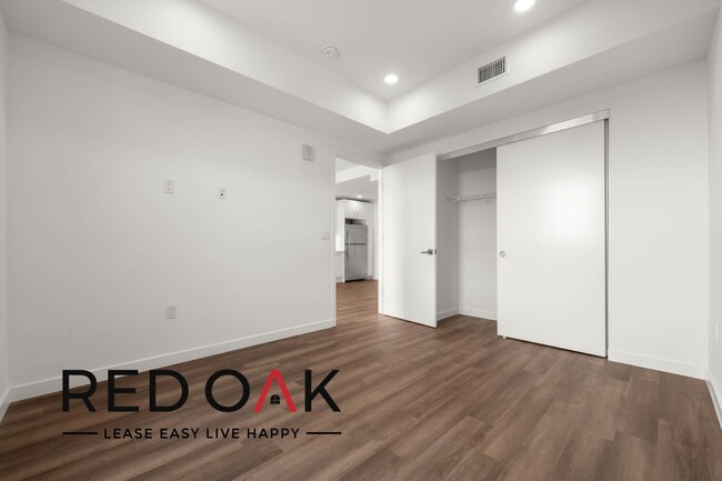 Building Photo - Luxury One Bedroom Penthouse with Stainles...