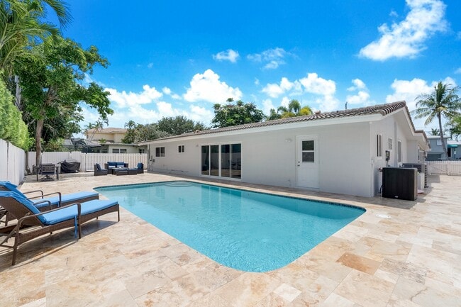 Building Photo - 1633 SE 5th Ct