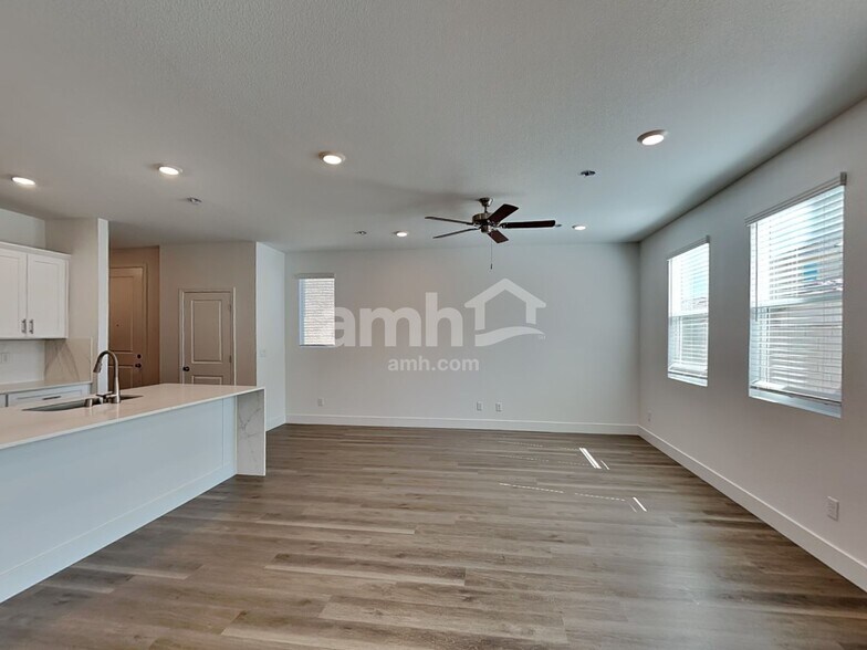 Building Photo - 5840 Vaes Dothrak St