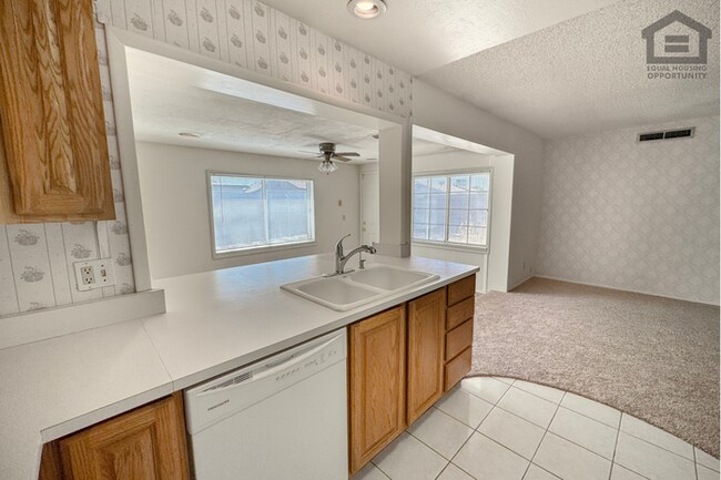 Building Photo - 3Bed/2Bath House at 55th Ave/Peoria Ave! Ready for Immediate Move-In! – NO HOA!