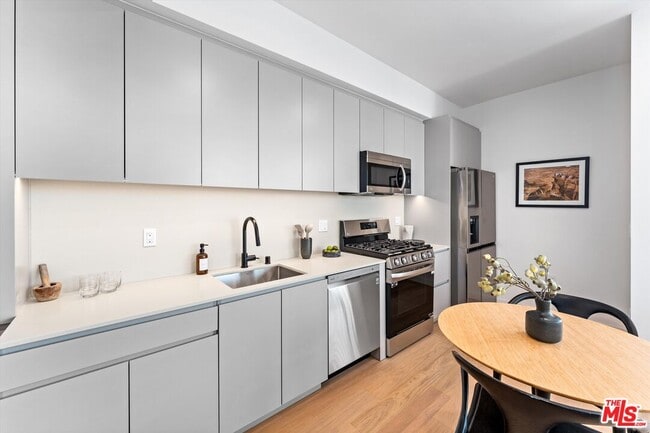 Building Photo - 904 S New Hampshire Ave