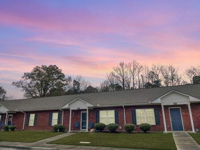 Building Photo - Single Level Home************Beautiful 1 Bedroom Villa************Brick Building