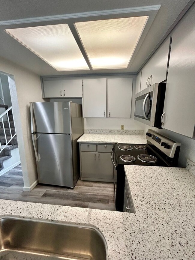 Building Photo - Redwood Glen Townhouse!  Totally remodeled!