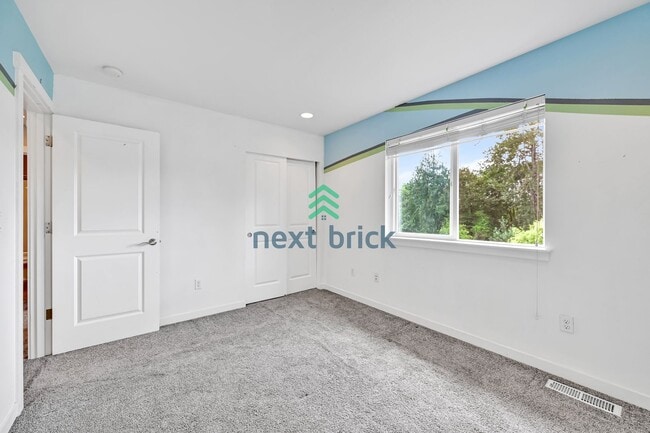 Building Photo - 3 BED & 2.5 BATH  FOR RENT