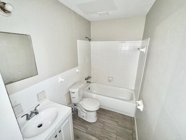 Building Photo - 139 N Claybrook St