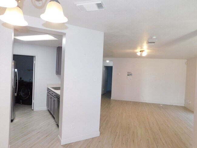 Building Photo - Creekside