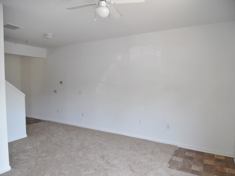 Building Photo - 118 University Village Dr