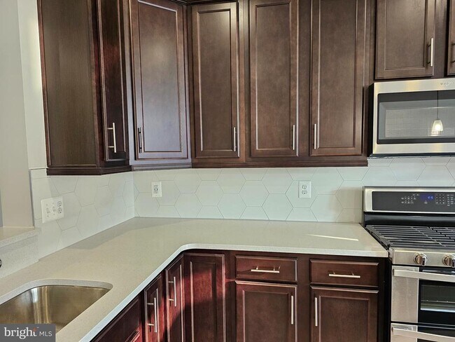 Building Photo - 8650 Satinwood Dr